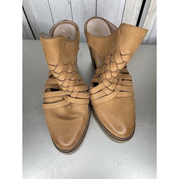 Seychelles Tan Distressed Cutout Leather Ankle Booties Women’s Size 8 - Picture 2 of 7